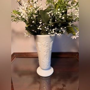 VTG Indiana White Milk Glass Harvest Pattern Grapes Leaves Grapevine Footed Vase